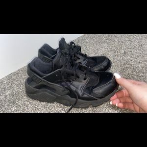 Black Nike Air Huarache’s